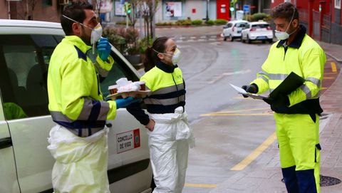 Trabajadores municipales de limpieza y desinfección en Vigo planificando el resto de la jornada
