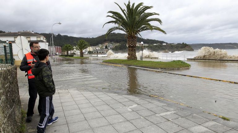 Fuerte oleaje en la costa gallega