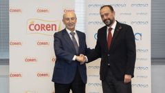 Manuel Gmez-Franqueira (Coren) y Juan Jos Muoz (Endesa) firmaron el convenio en la sede la cooperativa en Ourense