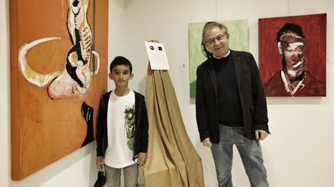 El artista Hugo Yáñez, junto a Roberto Verino