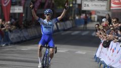El ciclista britnico Simon Yates celebra su victoria este viernes en la primera etapa de La Vuelta Ciclista a Asturias 2022 donde ha recorrido una distancia de 166,3 kilmetros entre Oviedo y Pola de Lena