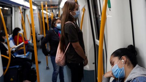 Viajeras con mascarilla en el metro de Madrid