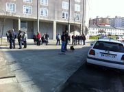 Medio centenar de personas se concentraron en la plaza frente al auditorio