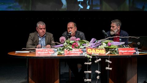 Vázquez Taín y Miguel Losada acompañaron a Xaquín F. Leiceaga cuya intervención llevaba por título «La atracción de la escritura de una novela negra»