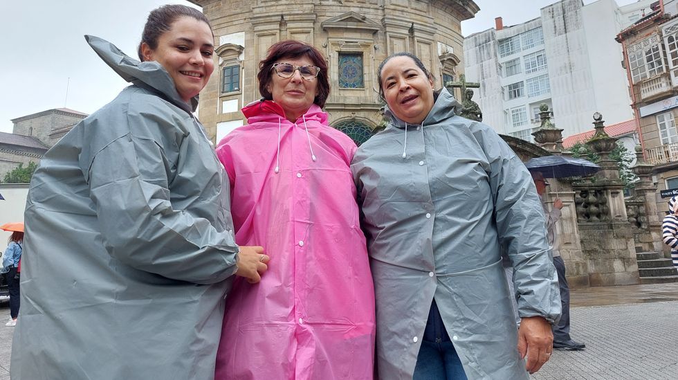 Turistas bajo la lluvia en Pontevedra.Luis Carballo, do Seminario, e Carme Fouces, presentaron este luns os concertos Jazz no Principal