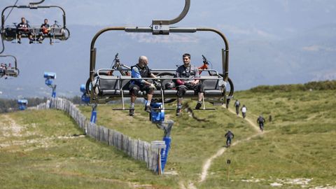 Deportistas con sus bicicletas, subidos a los telesillas de la estacin de Manzaneda.