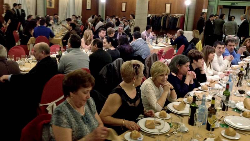 Un futbolista del Atl�tico Escair�n conduce el bal�n en el campo municipal de O Savi�ao.