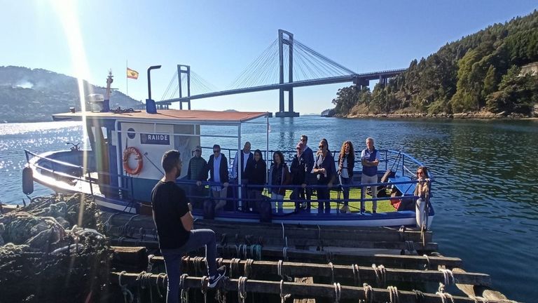 El bateeiro de la empresa de turismo Bluscus.