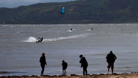 Surferos en una playa de Gales, donde contina el proceso de desconfinamiento