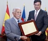  Severino Rivas, izquierda, recibiendo emocionado la placa de honor de la provincia. 