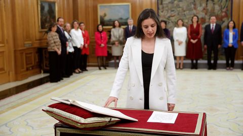 La segunda ministra de Podemos que se ha decantado por emplear la frmula Consejo de Ministras ha sido Irene Montero, la ministra de Igualdad. En su camino hacia la mesa no se ha parado ante el rey, aunque s ha saludado con una leve inclinacin de cabeza.