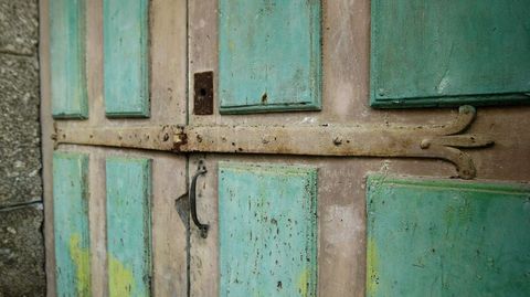 Una puerta con cromado verde y refuerzo de fundición