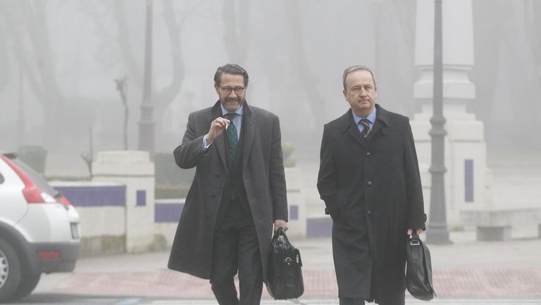 Gerardo Conde Roa, a la izquierda, junto a su abogado, llegando al juzgado de Lugo para declarar ante Pilar de Lara en marzo del 2014
