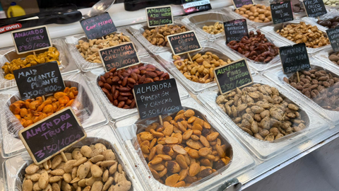 Los frutos secos saborizados son los productos estrella de este nuevo puesto del mercado de Oviedo