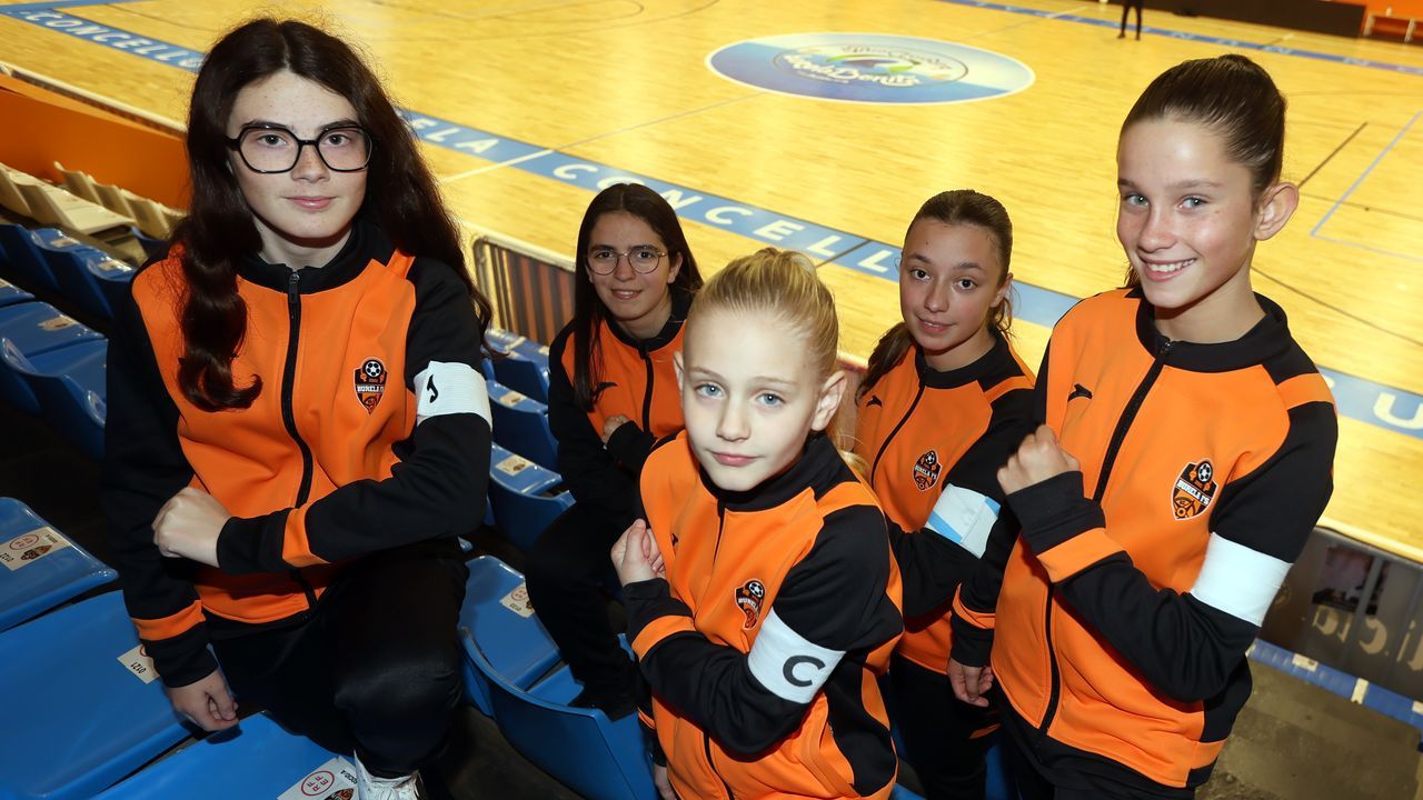 Paula, Sara, Martina, Iria y Valeria, las capitanas de los equipos de base del Burela FS, lucen el brazalete en el Vista Alegre.
