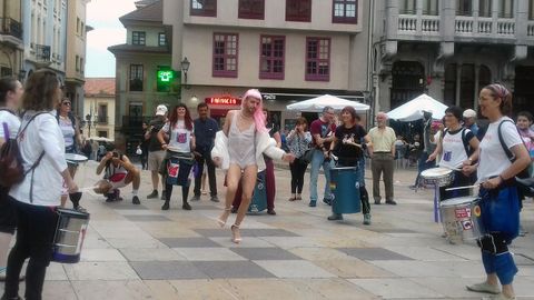 El colectivo LGTB baila en la plaza del ayuntamiento de Oviedo 