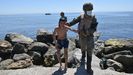 Un militar del ejército español ayuda a un menor migrante procedente de Marruecos a su llegada a Ceuta