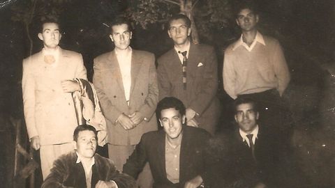 Vecinos de O Trece en el exterior de la sala de baile de Carreira, entre ellos Andrés Robles, Manuel Graña, Manolo o de Lucas, o Pepe Sanesteban