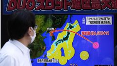 Un hombre se para a mirar una infografa sobre el lanzamiento de un misil balstico de Corea del Norte que sobrevol territorio japons