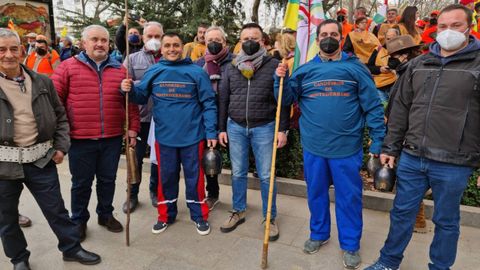 José González, tercero por la derecha, con ganaderos de Montederramo