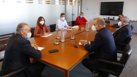 Reunin de trabajadores de Ence y empresas auxiliares con el presidente de la Autoridad Portuaria de Marn y Ra de Pontevedra