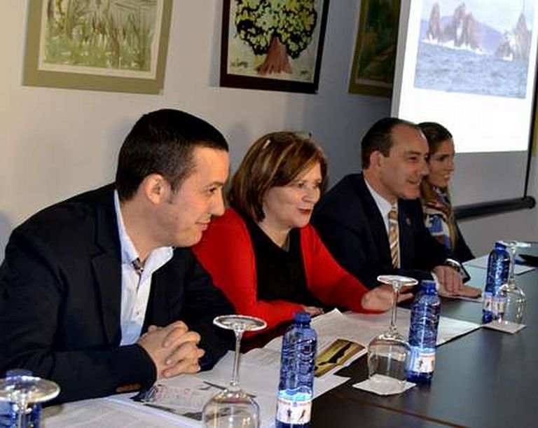 S. Garrido, periodista; Olga Campos, presidenta de los empresarios; Manuel V. Alonso, alcalde; y Sabela Rodríguez, técnico de Turismo.