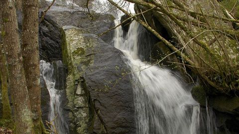 La cascada de Portiz salva un desnivel de unos diez metros de altura
