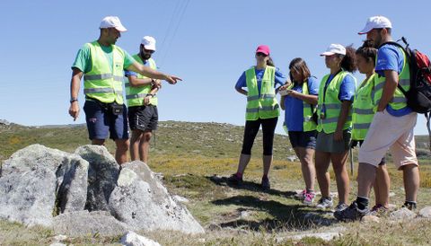 Los voluntarios se integraron con el terreno, como en esta ruta arqueolgica por la sierra de Barbanza o en el parque de San Roque. 