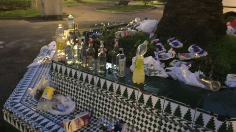 Restos de botelln en los jardines de Mndez Nez de A Corua en una imagen de archivo