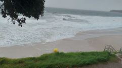 El mar ha disuelto la barrera de boyas de la playa de Pragueira, en Noalla, Sanxenxo