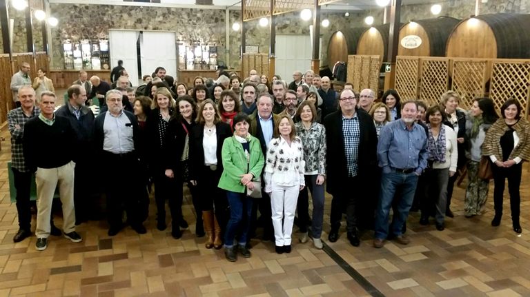Suárez del Fueyo, rodeado de personas en la espicha-homenaje por su jubiliación como director del CP Jovellanos