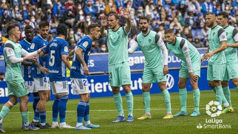 Jugadores del Huesca y el Oviedo durante el partido