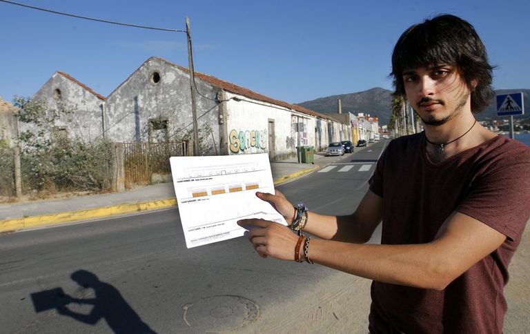 Simón Fernández mostra os planos do proxecto no que traballa dende fai máis dun ano.