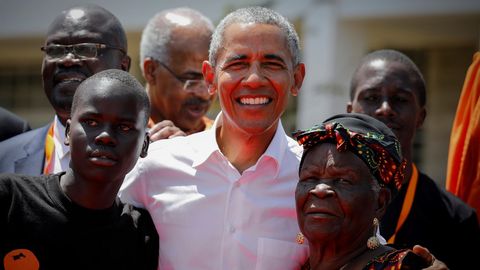 El expresidente estadounidense Barack Obama (c) posa junto a sus abuelastra Sarah Onyango Obama