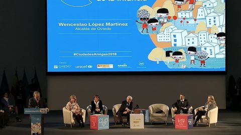 El alcalde de Oviedo, Wenceslao Lpez, habla durante la ceremonia de los VIII Reconocimientos Ciudades Amigas de la Infancia 2018