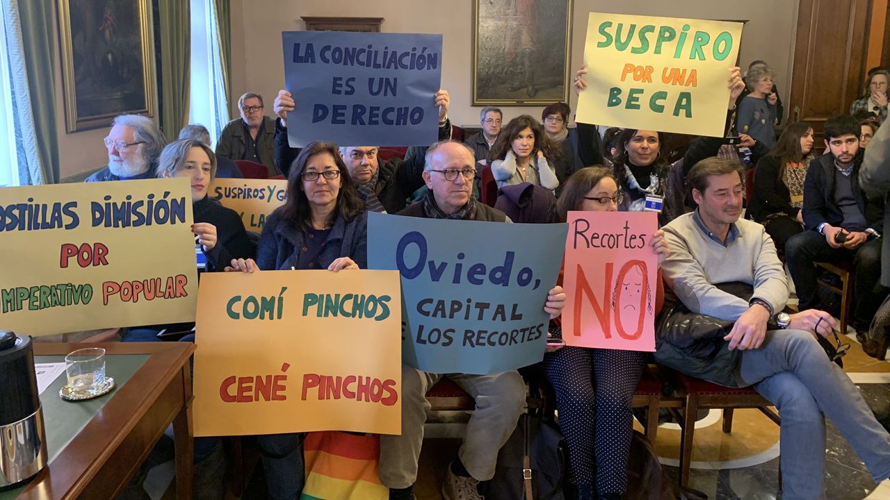 Asociaciones de padres y madres protestas en el pleno de Oviedo contra el recorte en becas escoalres