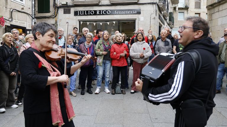 Voces para cantar la Revolución de los Claveles en el corazón luso de Vigo