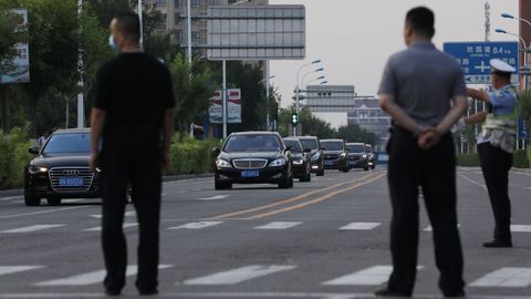 Un convoy de vehículos llegando al hotel donde se aloja Wendy Sherman, vicesecretaria estadounidense de Estado en la ciudad de Tianjin, China