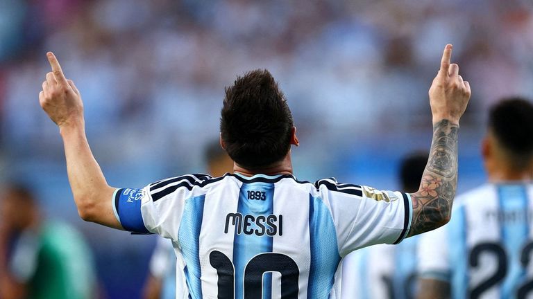 Messi hace historia con un triplete frente a Argelia y hace soñar a Argentina