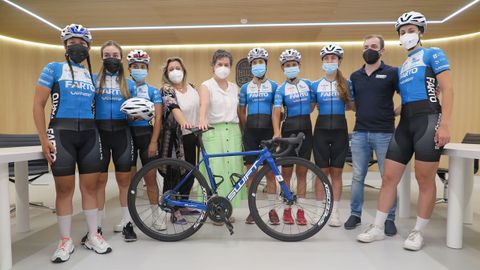 Recepcin en el Concello de Pontevedra a las integrantes del Club Farto, que participarn en la Vuelta Ciclista a Espaa  femenina