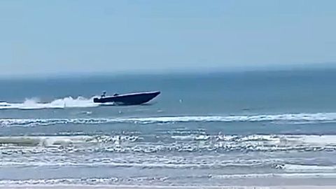 Bañistas grabaron la planeadora, con 627 kilos de coca y en la que la investigación sitúa a dos gallegos, huyendo de la Guardia Civil frente a la playa de Torre de la Higuera (Huelva).