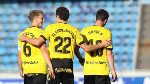 gol Blanco Leschuk Tenerife Real Oviedo Heliodoro Rodriguez Lopez.Carlos Hernndez y Borja Snchez felicitan a Blanco Leschuk por su gol ante el Tenerife