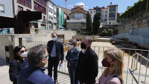 Dirigentes del PSOE, junto a la piscina termal de As Burgas