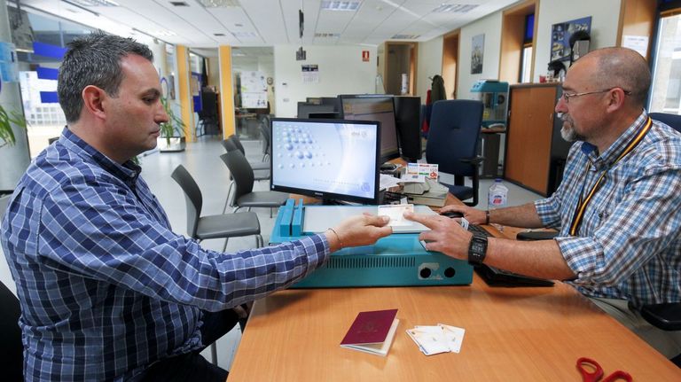 El Parlamento gallego pide reforzar las oficinas de la Policía Nacional para reducir la espera para renovar el DNI