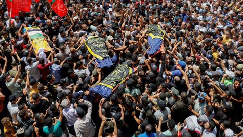 Una multitud participa en los funerales de cuatro de los fallecidos por los ataques de Israel a la Franja de Gaza