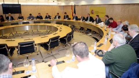 Imagen de la reunin de la mesa tcnica de Alcoa, con representantes sindicales, de las comunidades autnomas y Ministerio de Industria