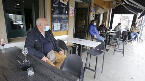 Hasta ayer, solo terrazas. Los restaurantes del paseo martimo de Mugardos abiertos ayer llenaron sus limitadas mesas, al estar autorizado solo el consumo en el exterior y al 50 % de aforo