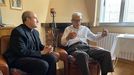 Eloy Tato Losada en su casa de Viladequinta, con el actual obispo de Astorga, Jesús Fernández