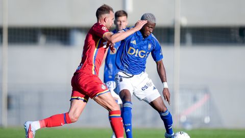Sibo ante Borja Mayoral, durante el Getafe-Real Oviedo