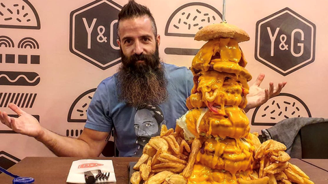 Joe Burgerchallenge con una de las hamburguesas de sus retos 